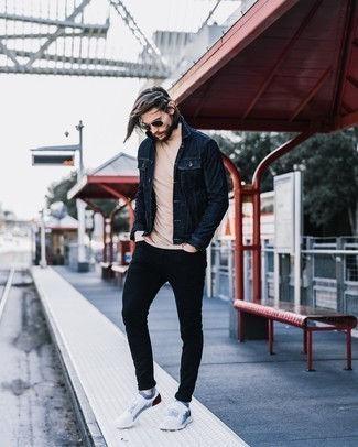 Какие джинсы носить с бело-синими кроссовками мужчине