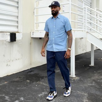 С чем носить бело-синие кроссовки мужчине