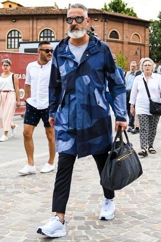 Какие дождевики носить с бело-синими кроссовками мужчине