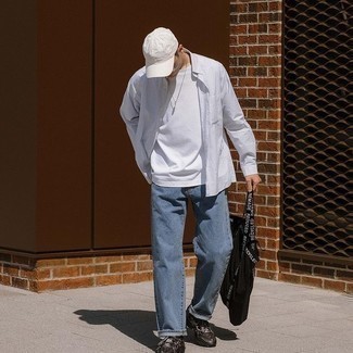 С чем носить бело-синюю бейсболку мужчине