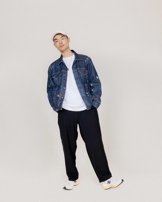 С чем носить бело-синюю бейсболку мужчине