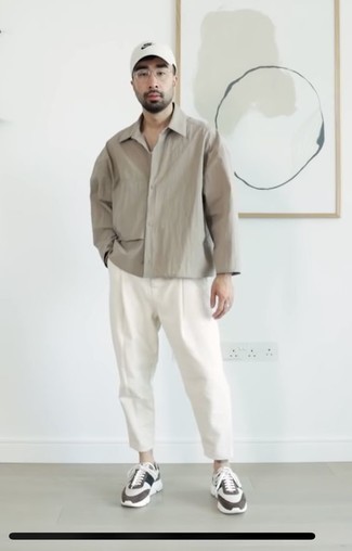 С чем носить бело-синюю бейсболку мужчине