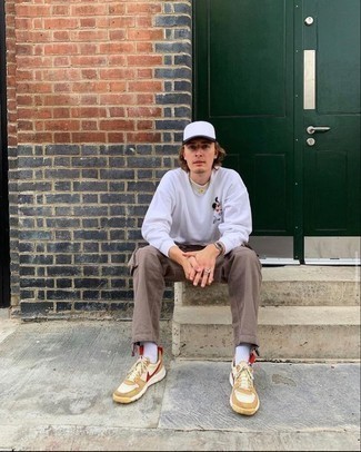 С чем носить бело-синюю бейсболку мужчине