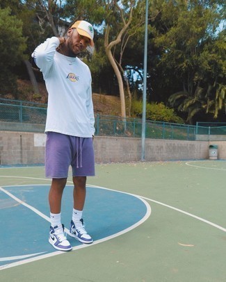 С чем носить бело-синюю бейсболку мужчине