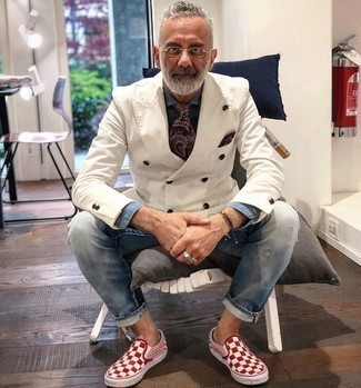 Как носить бело-синий пиджак с синими рваными джинсами мужчине