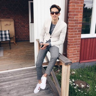 Какие брюки чинос носить с бело-синим пиджаком