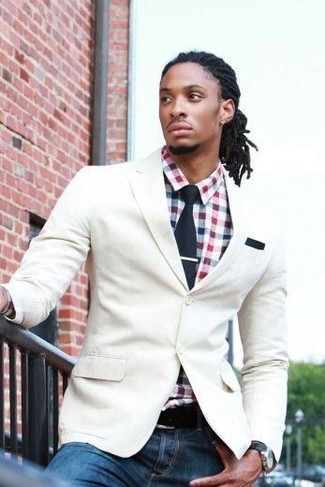 Какие джинсы носить с бело-синим пиджаком мужчине