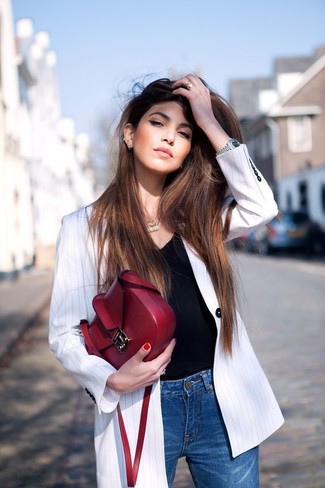 Какие джинсы носить с бело-синим пиджаком женщине