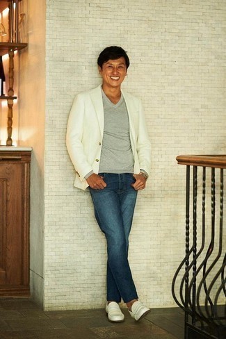 Какие джинсы носить с бело-синим пиджаком мужчине