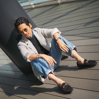 Какие футболки-поло носить с бело-синим пиджаком мужчине