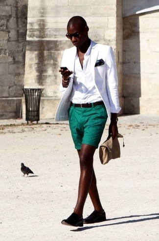 Какие шорты носить с бело-синим пиджаком мужчине