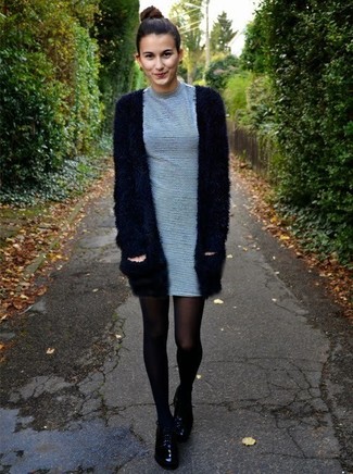 С чем носить бело-синее облегающее платье