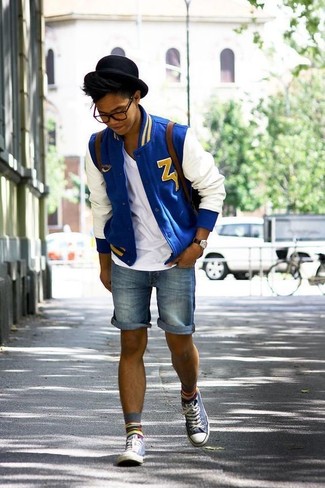 Какие шорты носить с бело-синим бомбером мужчине