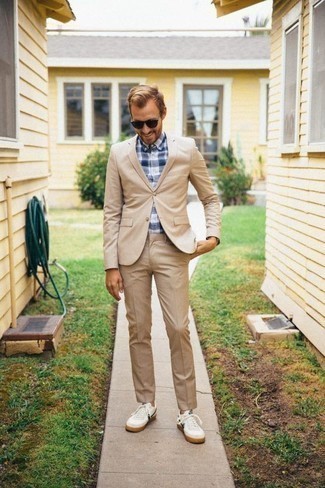 С чем носить бело-синюю рубашку с коротким рукавом в клетку мужчине