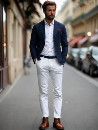 С чем носить бело-синие брюки чинос