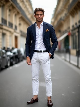 С чем носить бело-синие брюки чинос
