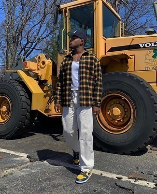 Какие майки носить с бело-синими брюками чинос