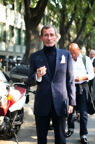 С чем носить бело-синий хлопковый нагрудный платок