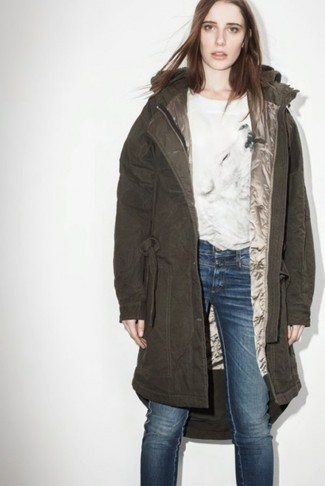 С чем носить бело-синий свитер с круглым вырезом женщине