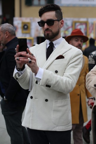 С чем носить бело-синий двубортный пиджак мужчине