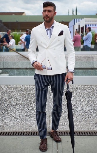 С чем носить бело-синий двубортный пиджак мужчине
