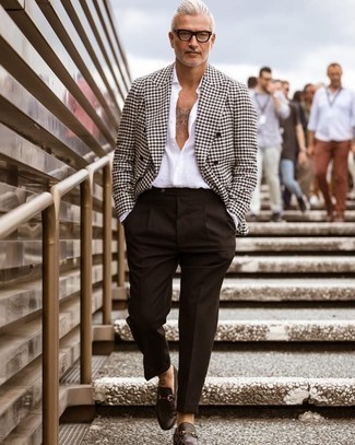 С чем носить бело-синий двубортный пиджак мужчине