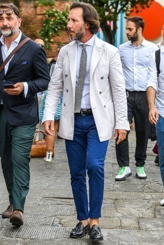 С чем носить бело-синий двубортный пиджак мужчине