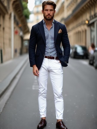 С чем носить бело-синие классические брюки мужчине