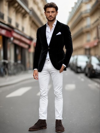 С чем носить бело-синие классические брюки мужчине