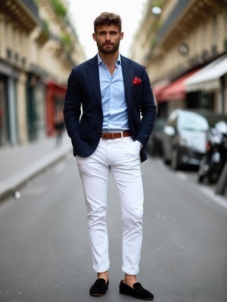 С чем носить бело-синие классические брюки мужчине