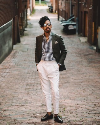 С чем носить бело-синие классические брюки мужчине