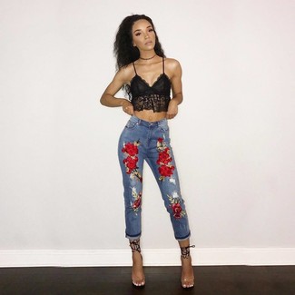 С чем носить бело-синие босоножки на каблуке