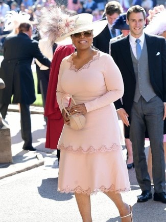 С чем носить бело-синие босоножки на каблуке