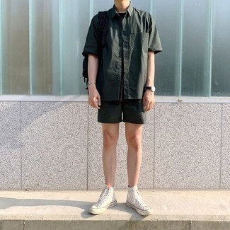 С чем носить бело-синие высокие кеды мужчине