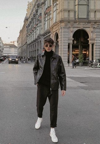 С чем носить бело-синие высокие кеды мужчине