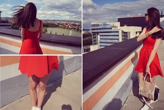 С чем носить бело-синие высокие кеды женщине