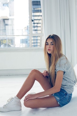 С чем носить бело-синие высокие кеды женщине