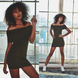 С чем носить бело-синие высокие кеды женщине