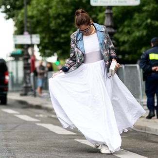 С чем носить бело-синие высокие кеды женщине