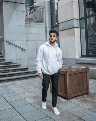 С чем носить бело-синий худи мужчине