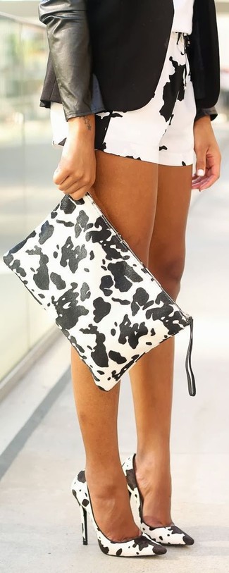 С чем носить бело-синий кожаный клатч