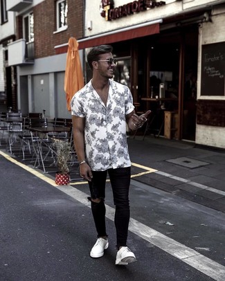 С чем носить бело-синие кожаные туфли дерби