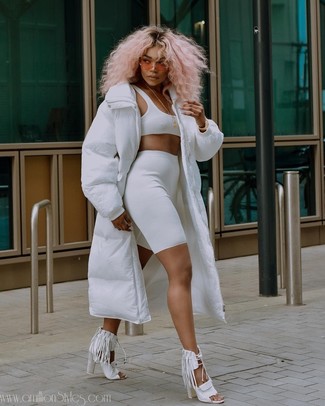 С чем носить бело-синие кожаные босоножки на каблуке