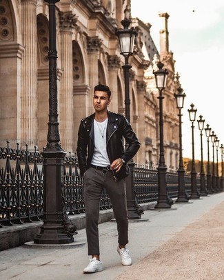 Какие косухи носить с бело-синими низкими кедами мужчине