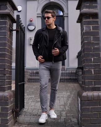 Какие косухи носить с бело-синими низкими кедами мужчине