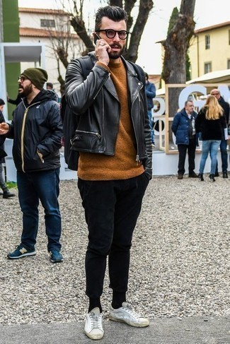 Какие косухи носить с бело-синими низкими кедами мужчине