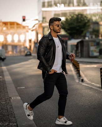 Какие косухи носить с бело-синими низкими кедами мужчине