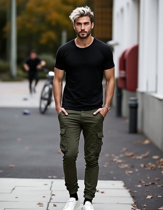 Какие брюки карго носить с бело-синими низкими кедами