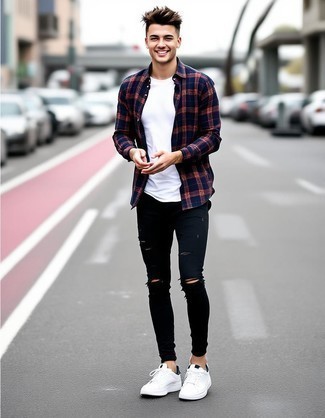 Какие джинсы носить с бело-синими низкими кедами мужчине