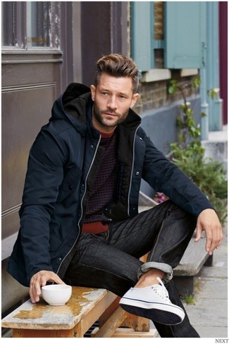 Какие парки носить с бело-синими низкими кедами мужчине